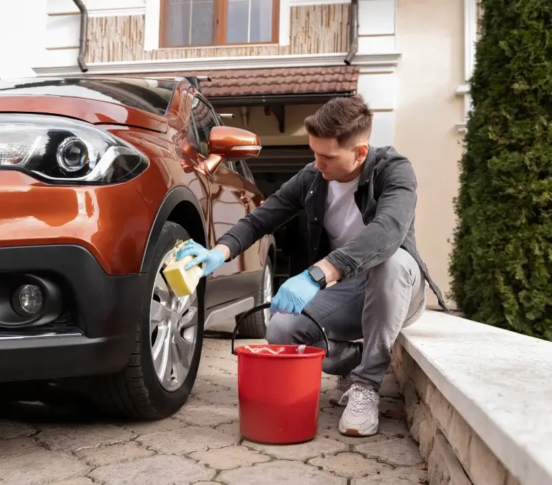 Lavage auto à domicile Ploumoguer : professionnel intervenant sur un véhicule